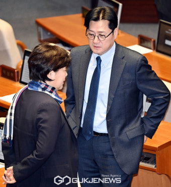 홍익표 더불어민주당 원내대표와 서영교 최고위원 대화