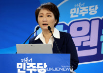용인정 출마 기자회견 하는 이언주 전 의원