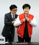 국민의힘 당 점퍼 입는 김영주