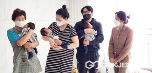 세쌍둥이 출산가구 찾아 물품 지원한 충주시 대소원면 지사협