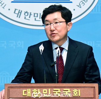 김현아와 총선 출마 기자회견하는 김용태