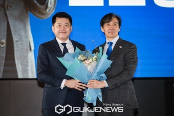 김준형 전 국립외교원장에게 꽃다발 전달하는 조국 대표