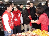 성남 금호행복시장 방문한 한동훈·안철수·김은혜