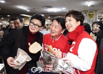 성남 금호행복시장서 누룽지 구매하는 한동훈·안철수·김은혜
