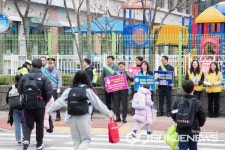 군산시, 유관기관과 합동으로 군산아리울초교에서 어린이 교통안전 강화 캠페인 진행