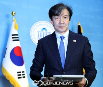 기자회견을 마치고 회견장 나서는 조국 조국혁신당 대표