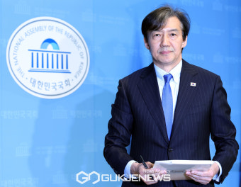 기자회견을 마치고 회견장 나서는 조국 조국혁신당 대표