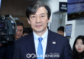 소통관 나서는 조국 대표