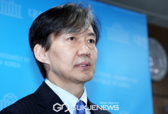 취재진 질문에 답하는 조국 대표