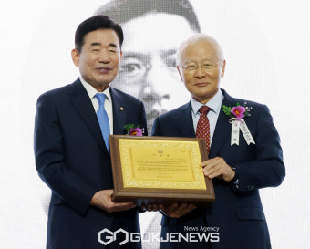 김진표 국회의장, 손정도 독립운동가 후손에 기념패 수여