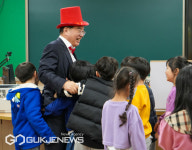 하윤수 부산시교육감, 광안초서 늘봄학교 재능기부 나서