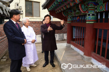 조규일 진주시장, 최대성 정려 현판 경남도 문화재 지정서 전달