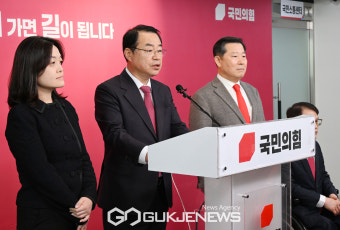 정우택 의원 공천 취소 발표 하는 정영환 국민의힘 공천관리위원장