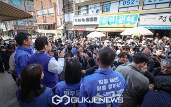 시민들에게 지지를 호소하는 이재명 대표