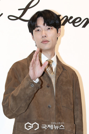 [GJ포토] 배우 류준열, '시크한 손인사'(랄프 로렌 RALPH LAUREN)