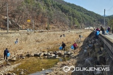 영동 용화면주민자치위원회, 용화천 환경정화활동 전개