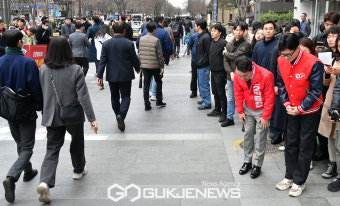 출근길 거리 인사 하는 한동훈 비상대책위원장
