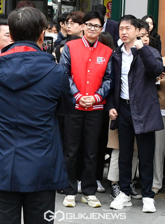 한동훈 비상대책위원장 출근길 인사 시민과 기념촬영