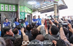 제천 동문시장 찾은 이재명 대표