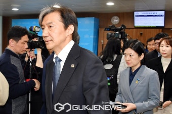 기자회견을 마치고 소통관을 나서는 조국 조국혁신당 대표