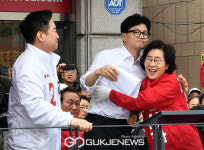 김삼화 후보와 인사하는 한동훈 장관