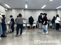 [포토] 천안 부성1동2동 사전 투표소 본 투표장 같은 사전 투표소