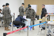 [포토]임실군, 임십읍사무소에서 사전투표 하는 군 장병과 시민들