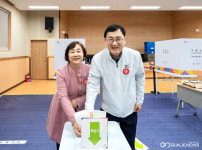 [포토] 사전투표 하는 주낙영 경주시장 내외