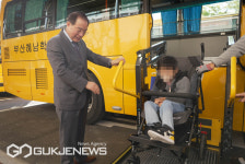 [포토] 하윤수 교육감, 특수학교 학생 등교 맞이