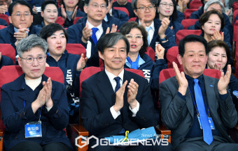 박수치는 조국 조국혁신당 대표와 비례대표 후보들