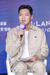 주식회사 투애니포 | [GJ포토] 인사말 하는 아이랜드2 뮤직 프로듀서 24(투애니포)