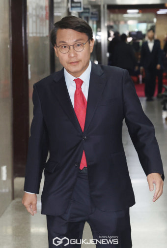 간담회 참석하는 윤상현
