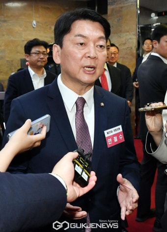 당선자총회를 마치고 기자들의 질문에 답변 하는 안철수 당선인