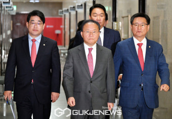 전국위 참석하는 윤재옥-이헌승
