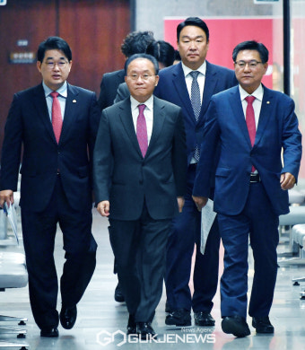 전국위 참석하는 윤재옥-이헌승