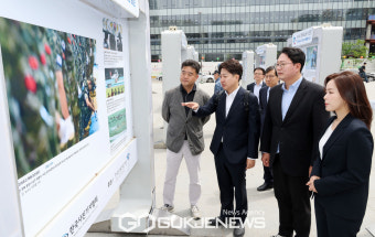 제60회 한국보도사진전을 관람하는 이준석 개혁신당 대표와 천하람, 이주영 당선인