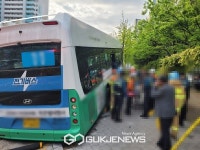 고양서 시내버스가 신호등·가로등 들이받아…3명 부상