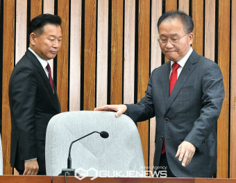 윤재옥 대표 권한대행, 원내대책회의 참석