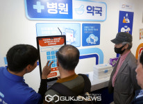 키오스크 체험교육 하는 시니어들
