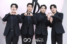 YSL_BEAUTY(와이에스엘뷰티) | [GJ포토] 데이식스(DAY6), '손하트 받으세요♥'(입생로랑 뷰티 YSL Beauty)