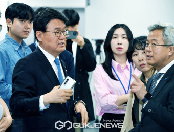 관계자와 대화하는 황운하 신임 원내대표