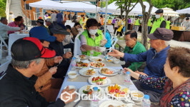 시흥시 능곡동, 음식 나누며 어르신과 함께