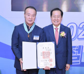 [포토] 근로자의 날 기념행사서 동탑산업훈장 수상자와 함께한 홍준표 대구광역시장