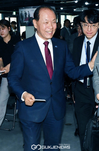 취임 기자회견 마친 황우여 비대위원장