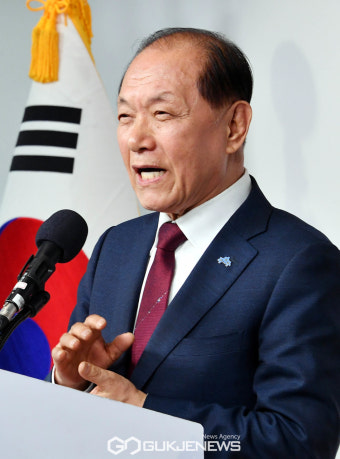 취재진 질문에 답변 하는 황우여 비대위원장