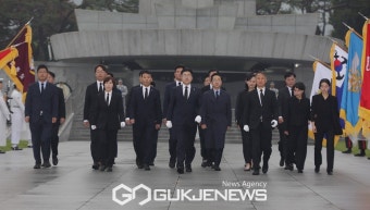 국립서울현충원 참배 마친 박찬대 신임 원내대표