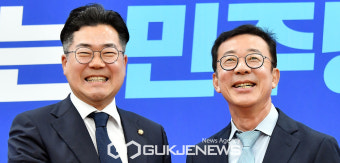 박찬대 신임 원내대표 찾은 홍철호 정무수석