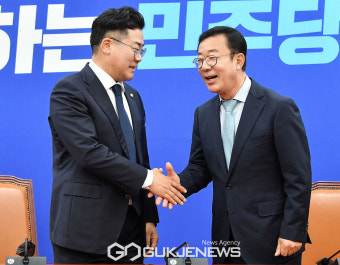 박찬대 신임 원내대표 찾은 홍철호 정무수석
