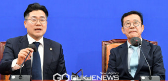 박찬대 신임 원내대표 예방하는 홍철호 정무수석