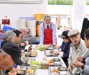 실버킹양평지사 | [포토] 전진선 양평군수, 어버이날 어르신들을 위한 배식 및 방문